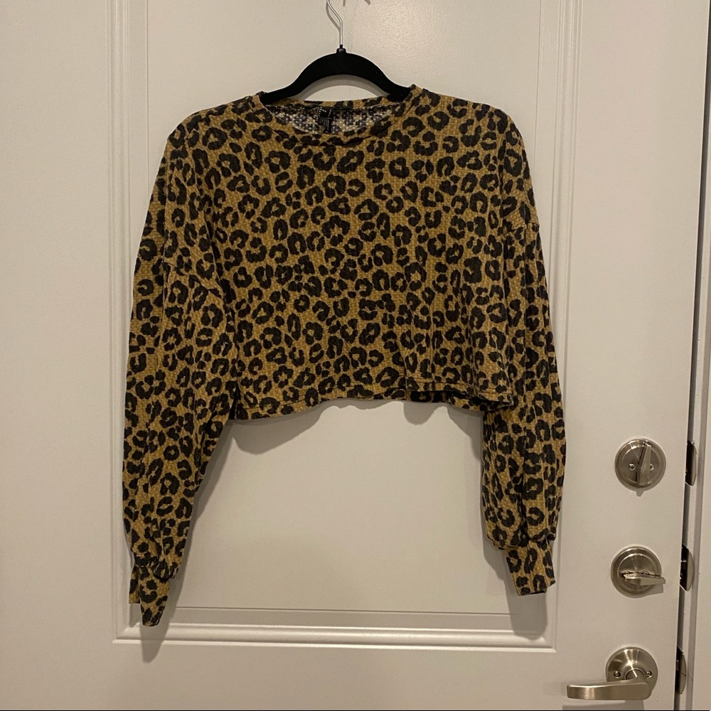 Cropped forever21 leopard print top